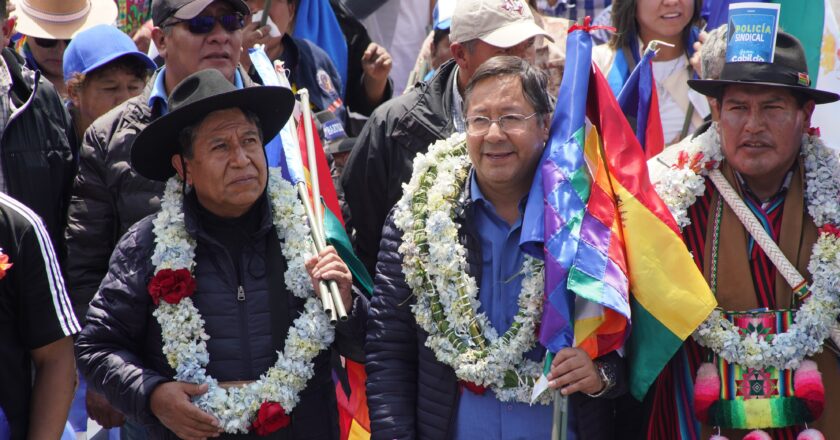 Organizaciones sociales reciben con alegría y aplausos a Arce y Choquehuanca en el Cabildo del Pueblo