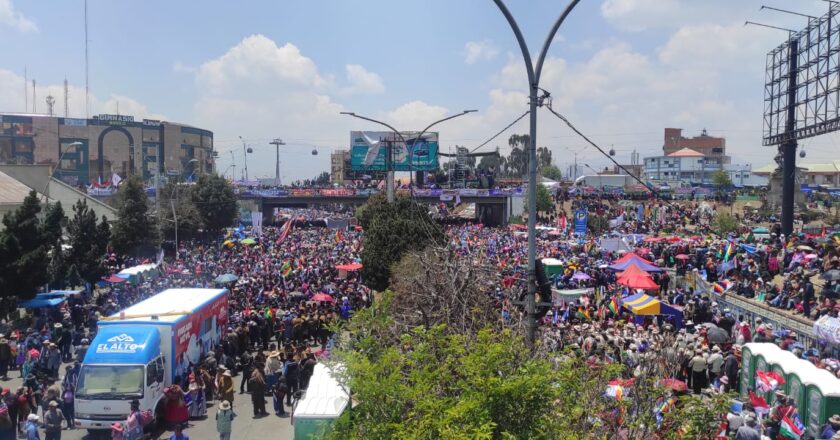 Petroleros nombran “arquitectos de la industrialización” al presidente Arce y al vicepresidente Choquehuanca