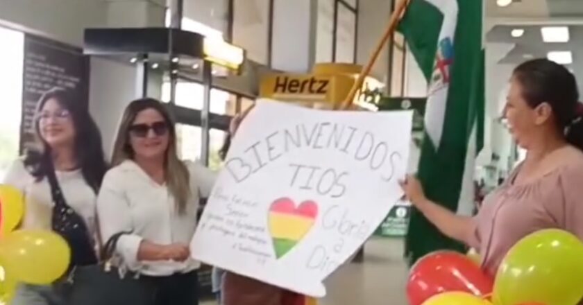 Llegan a Santa Cruz 12 turistas bolivianos que fueron evacuados desde Tel Aviv