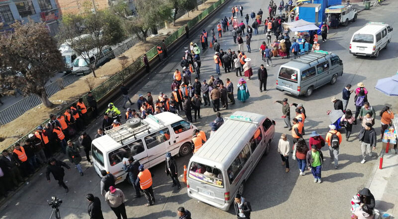 Caos y gritos en la implementación del ordenamiento vehicular en la Ceja de El Alto