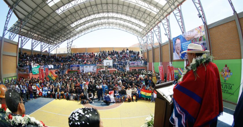 Presidente inaugura cancha polifuncional en Potosí e inicia entrega de obras a ese departamento