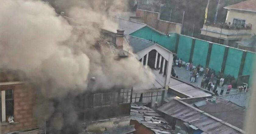 Incendio al interior de la cárcel de mujeres de Obrajes causa alarma en la zona sur de La Paz