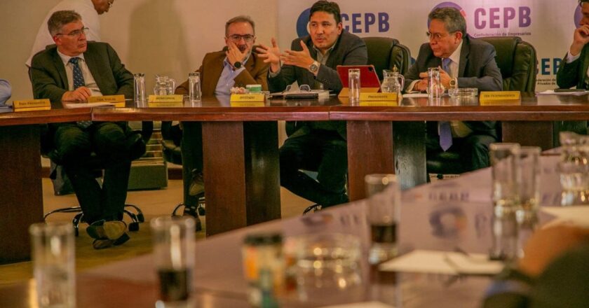 Gobierno presenta a empresarios privados plan energético para consolidar la industrialización