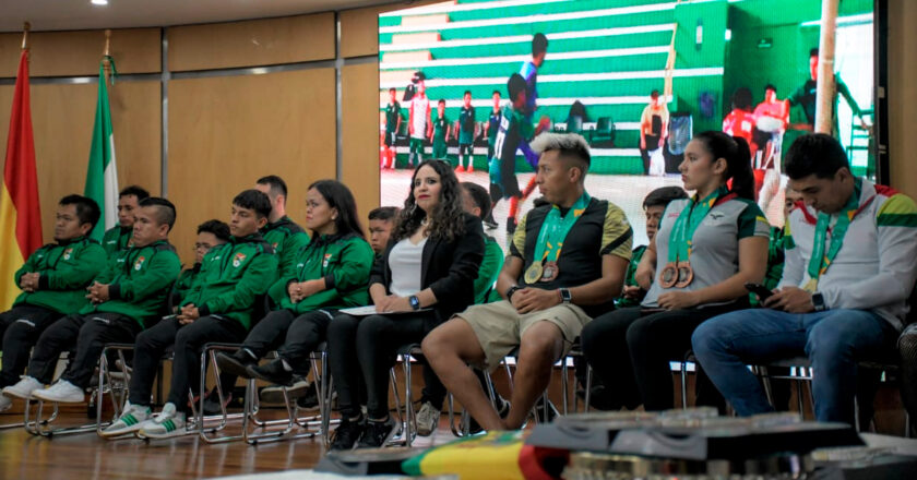 Raquetbolistas reciben reconocimientos y la selección de talla baja tiene garantizado sus pasajes para ir al mundial de fútbol