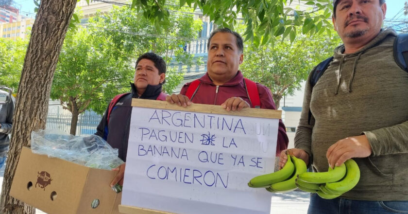 Bananeros bolivianos protestan en la Embajada de Argentina porque no les pagan deuda millonaria