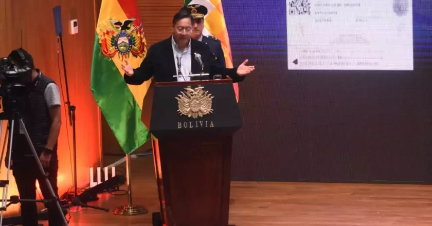 Presidente Luis Arce presenta la nueva cédula de identidad del Estado Plurinacional