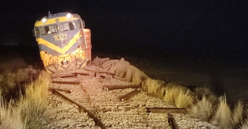 Un tren se descarrila en la ruta Oruro – Uyuni tras el robo de al menos 700 metros de rieles