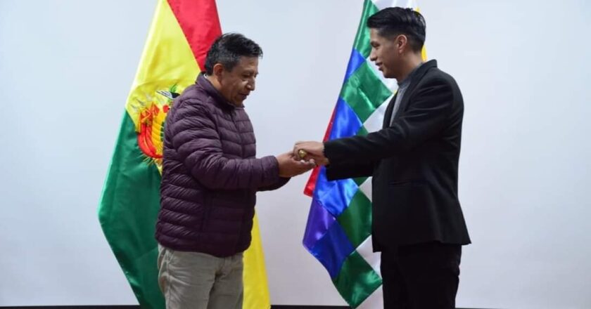 Choquehuanca recibe el Bastón de Mando y asume la presidencia interina de Bolivia