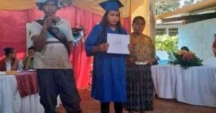 Llegó con la ropa del trabajo, agricultor llega a tiempo para desfilar con su hija en su graduación