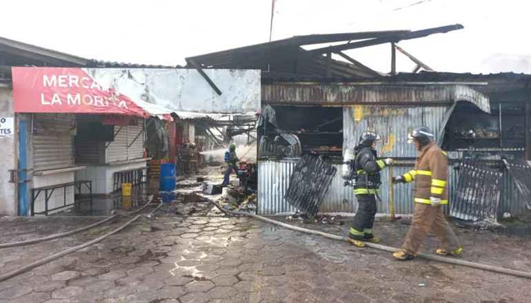 El fuego arrasa con decenas de puestos de venta en el mercado La Morita