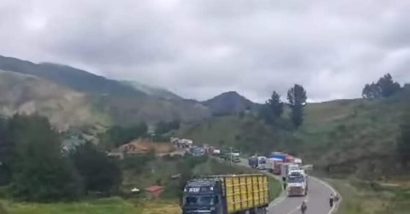 Terminal de El Alto suspende salidas de buses a Santa Cruz por bloqueo en las carreteras nueva y antigua