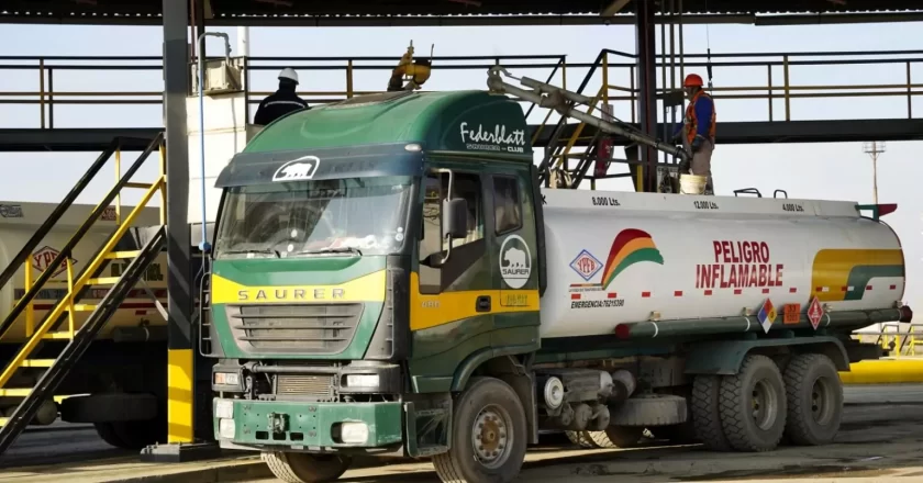 Bloqueadores en el norte de La Paz retienen dos cisternas con 48.000 litros de combustible