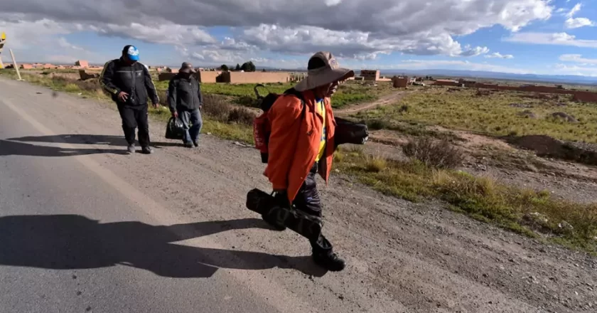 Peregrinos comienzan su periplo hacia Copacabana por Semana Santa