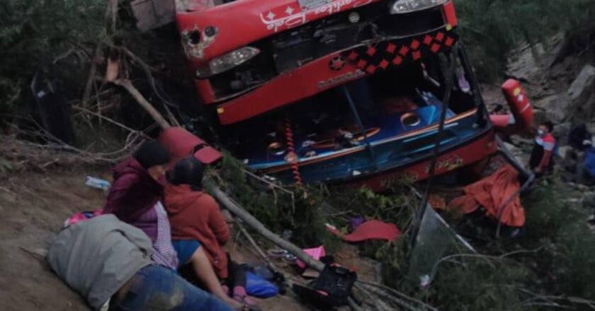 Un bus con casi 50 pasajeros se embarranca en la ruta antigua Cochabamba- Santa Cruz