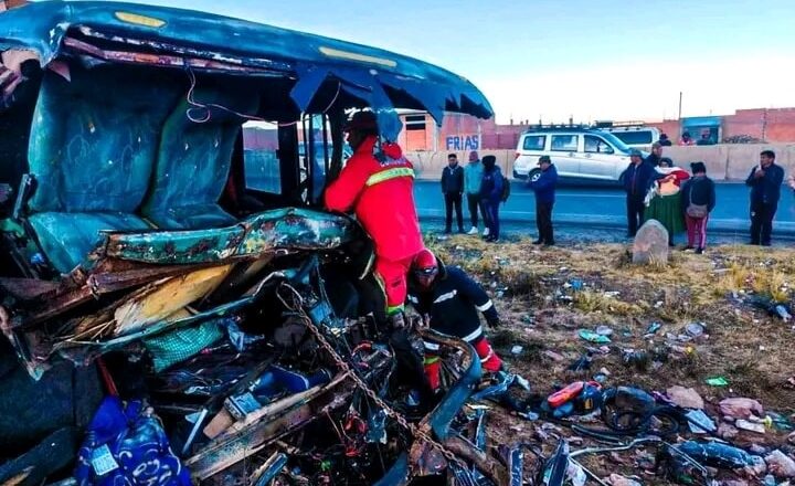 Colisión de un bus con una volqueta deja al menos siete muertos en la vía La Paz – Copacabana