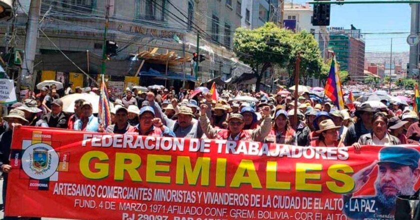 Gremiales se movilizan por tercera vez, rechazan el proyecto de ley 145 y demandan dólares