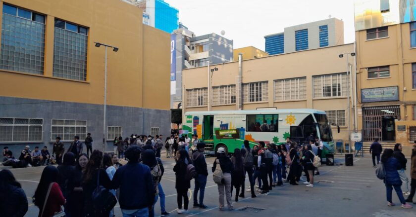 Bus del BNB de Educación Financiera recorre el país en el primer semestre y capacita a miles de personas