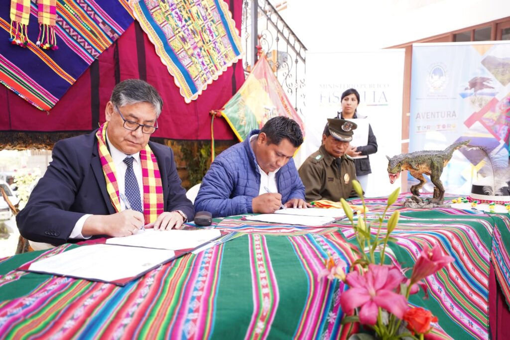 Lanchipa suscribe convenio con el Alcalde de Toro Toro para garantizar oficinas fiscales para el municipio
