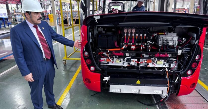 Manfred visita fábrica china de autos Sunlong Bus: asegura que ‘volverá con buenas noticias’