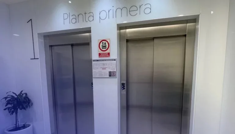 Ascensor aplastó la cabeza de un trabajador en la Caja Nacional de Salud