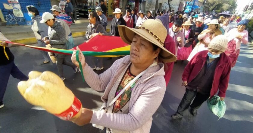 Contra la falta de dólares, multitudinaria marcha de comerciantes toma el centro de la Llajta