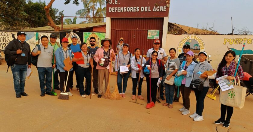 Servidores públicos limpian un barrio en Pando e implementan una biblioteca en Cantumarca