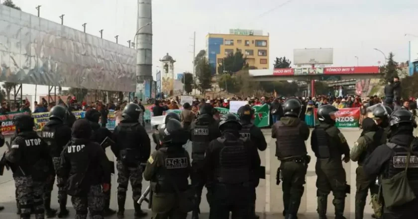 Vecinos del distrito 7 bloquean autopista La Paz – El Alto