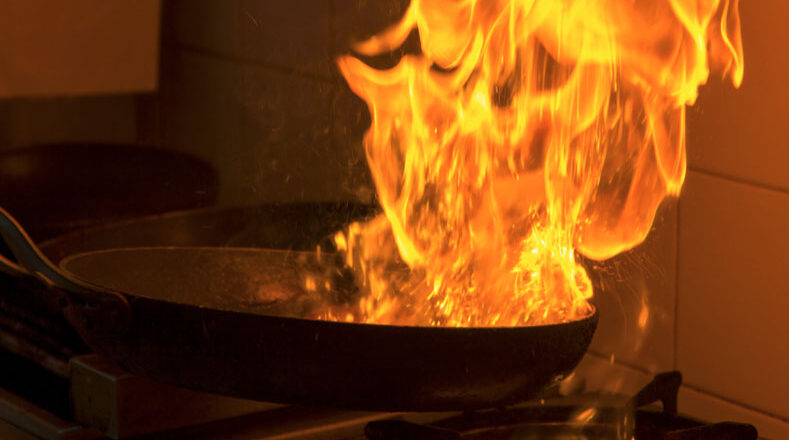 Dos hermanos menores de edad sufren quemaduras tras confundir gasolina con aceite para cocinar