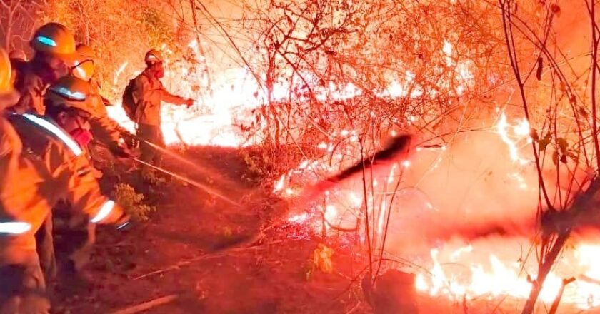 Apoyo de Venezuela, Uruguay y Perú llega este jueves a Bolivia para extinguir los incendios forestales