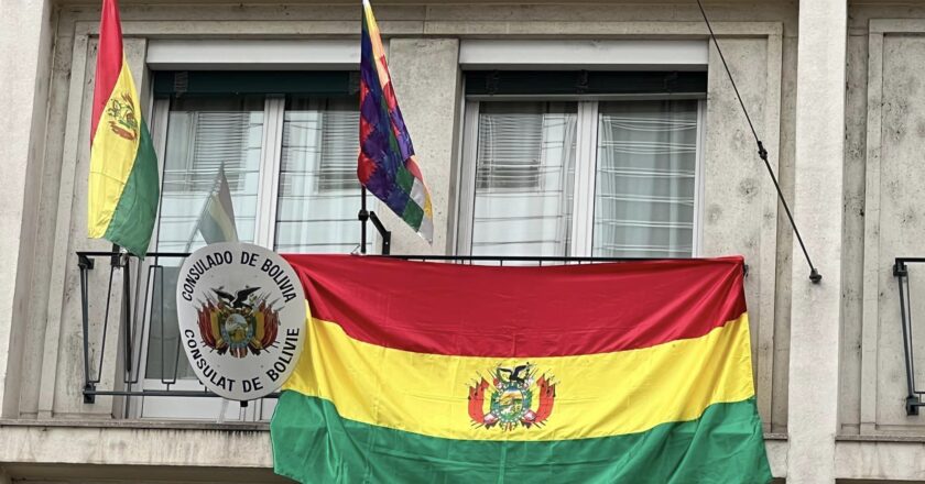 Bolivianos en el exterior podrán gestionar poderes y otros documentos de manera digital