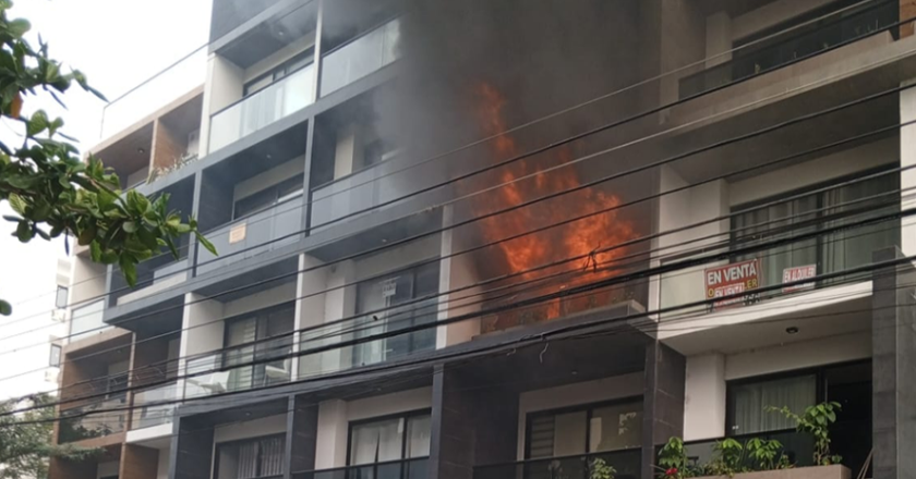 Incendio en un edificio de la zona de Equipetrol en la capital cruceña; se evacuó a seis personas y una fue llevada a un centro médico