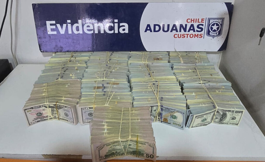 Bus boliviano llevaba más de un millón de dólares en efectivo y fue detenido en Chile