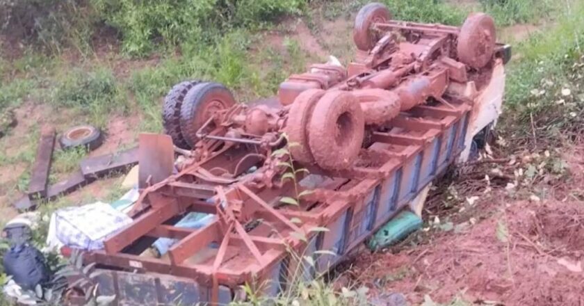 Tres adultos y un niño fallecen tras el vuelco de un camión en una carretera en mal estado