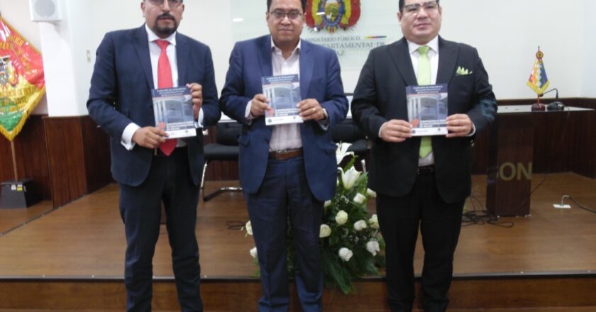 Fiscal General recibe el Cuadernillo Jurisprudencial en Materia de Derechos Humanos elaborado por la Procuraduría