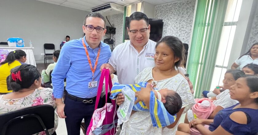 Fiscal General entrega bolsones de maternidad a madres con bebés recién nacidos del Hospital de la Mujer Percy Boland