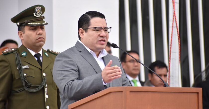 Fiscal General participa de la Iza de Banderas en Potosí y recibe reconocimiento de la Gobernación por su destacada labor en beneficios de la sociedad