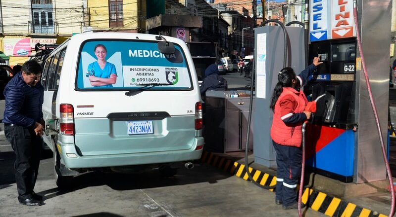 YPFB garantiza provisión de combustible y advierte que la alta demanda por desinformación alimenta el mercado negro