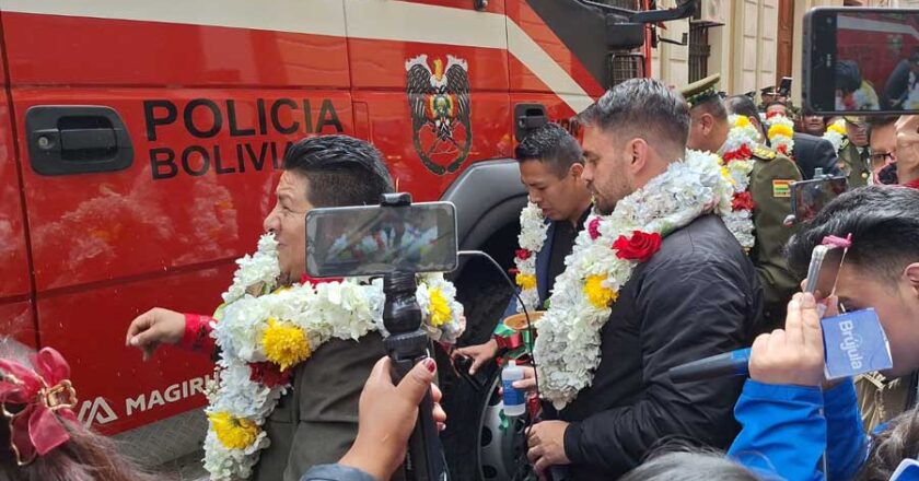 Gobernación de La Paz entrega carro bombero, camionetas y equipos para la Policía