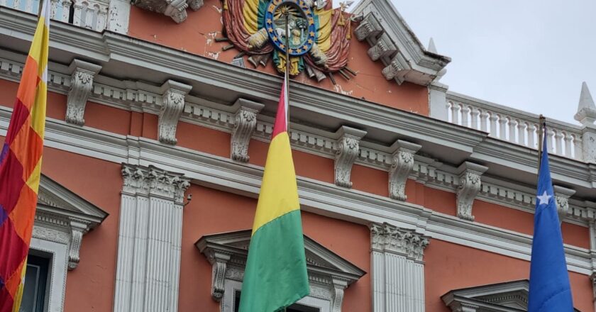 Por el Bicentenario de Bolivia, aprueban decreto para el embanderamiento general en el país