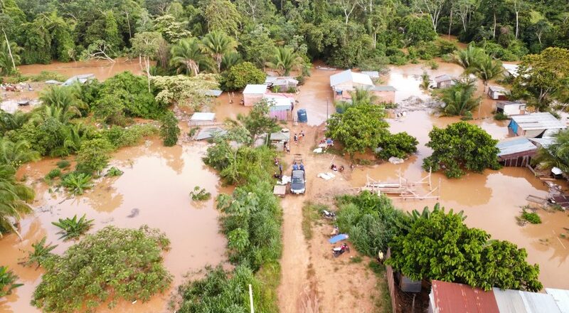 Suben a 100 las familias afectadas por el desborde del arroyo Bahía, 30 fueron evacuadas