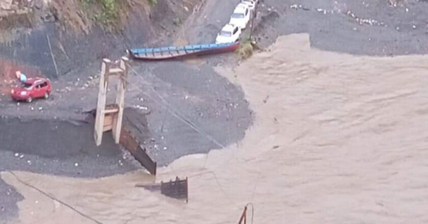 Crecida de un río en Tipuani arrastra a tres mineros, uno falleció y los otros dos están desaparecidos