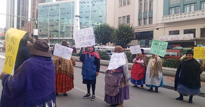 Vendedoras del mercado Miraflores protestan frente a Emapa y denuncian ‘competencia desleal’