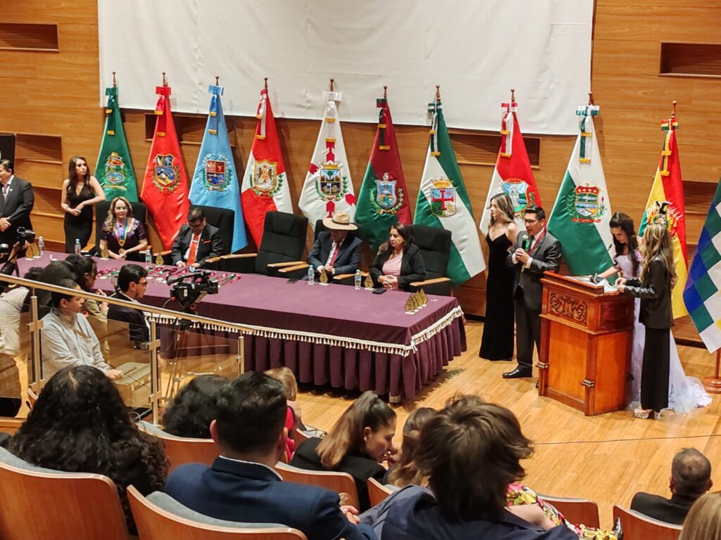 Procurador General Ricardo Condori Tola recibe reconocimiento "Premio a la Gestión 2025"